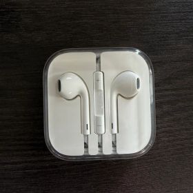 Apple EarPods with 3.5mm Headphone Plug