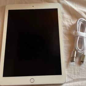 Apple iPad 本体 ホワイト ケーブル付き ジャンク品