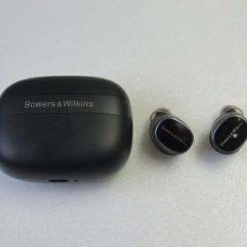【中古品】Bowers & Wilkins B&W Pi8 バウワース アンド ウィルキンス ワイヤレスイヤホン ブラック 送料無料！