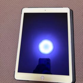 【美品】iPad 第8世代 32GB Wi-Fiモデル（カバー・フィルム付）