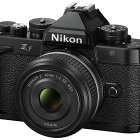 【ポイント10倍】 ニコン デジタル一眼カメラ Z f 40mm f/2(SE)レンズキット [ブラック] [タイプ：ミラーレス 画素数：2528万画素(総画素) 2450万画素(有効画素) 撮像素子：フルサイズ 35.9mm×23.9mm CMOS 重量：630 g] 【P10倍】