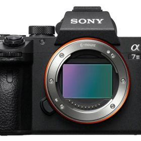 【ポイント10倍】 SONY デジタル一眼カメラ α7 III ILCE-7M3 ボディ [タイプ：ミラーレス 画素数：2530万画素(総画素) 2420万画素(有効画素) 撮像素子：フルサイズ 35.6mm×23.8mm CMOS 重量：565 g] 【P10倍】