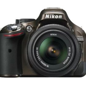 【中古】「非常に良い」Nikon デジタル一眼レフカメラ D5200 レンズキット AF-S DX NIKKOR 18-55mm f/3.5-5.6G VR付属 ブロンズ D5200LKBZ