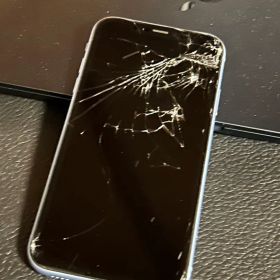 Apple iPhone Xr 本体 バキバキのジャンク品