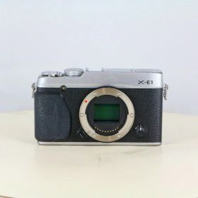 【中古】 (フジフイルム) FUJIFILM X-E1 シルバー ボディ【中古カメラ デジタル一眼】 ランク：C