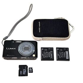 パナソニックのコンパクトデジタルカメラ「LUMIX DMC-FH7」のカメラ本体、その他のみ中古品