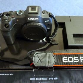 【極美品】Canon EOS R8 ボディ バッテリー２個劣化無し