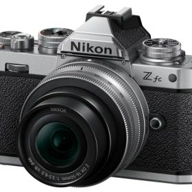 【ポイント10倍】 ニコン デジタル一眼カメラ Z fc 16-50 VR レンズキット [シルバー] [タイプ：ミラーレス 画素数：2151万画素(総画素) 2088万画素(有効画素) 撮像素子：APS-C 23.5mm×15.7mm CMOS 重量：390 g] 【P10倍】