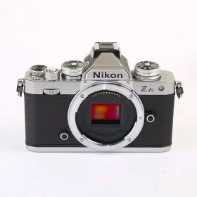 【中古】 (ニコン) Nikon Z FC ボデイ シルバー（ツーリストモデルで日本語表示無し）【中古カメラ デジタル一眼】 ランク：AB