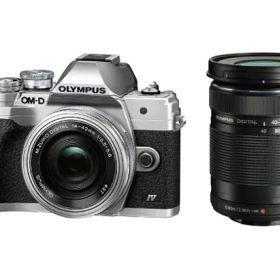【ポイント10倍】 オリンパス デジタル一眼カメラ OM-D E-M10 Mark IV EZダブルズームキット [シルバー] [タイプ：ミラーレス 画素数：2177万画素(総画素) 2030万画素(有効画素) 撮像素子：フォーサーズ 4/3型 LiveMOS 重量：335 g] 【P10倍】