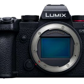 【ポイント10倍】 パナソニック デジタル一眼カメラ LUMIX DC-S5 ボディ [タイプ：ミラーレス 画素数：2528万画素(総画素) 2420万画素(有効画素) 撮像素子：フルサイズ 35.6mm×23.8mm CMOS 重量：630 g] 【P10倍】