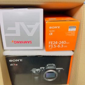 SONY α7Riii本体とレンズ2本付きのセットです。