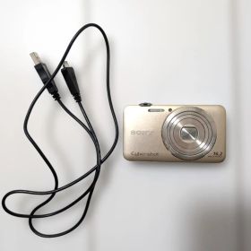 SONY Cyber-shot DSC-WX30 本体と充電ケーブル