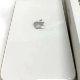 Apple iPhone SE 第3世代 スターライト 本体