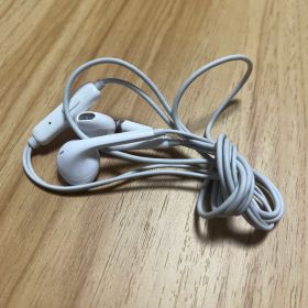 【中古・保管品】Apple EarPods with 3.5 mm Headp…