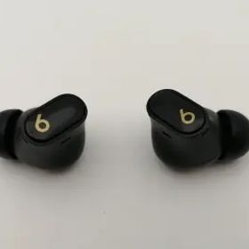 【中古】beats by dr.dre Beats Studio Buds + MQLH3PA/A [ブラック/ゴールド]【神保町】保証期間１ヶ月【ランクB】