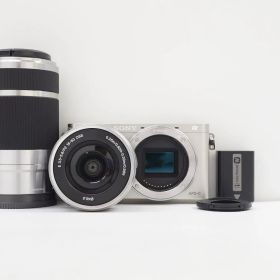 L091711)美品 ソニー SONY α6000 シルバー ILCE-6000＋ E4.5-6.3 55-210mm ＋ E3.5-5.6 16-50mm