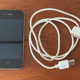 Apple iPhone 4 本体 充電ケーブル付き