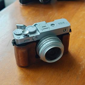 X-E5 シルバー（COLOR-SKOPAR 18mm f2.8付属）