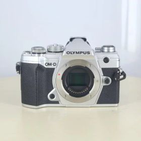 【中古】 (オリンパス) OLYMPUS OM-D E-M5 MARK III シルバー【中古カメラ デジタル一眼】 ランク：B