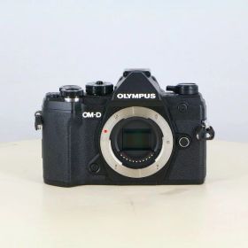【中古】 (オリンパス) OLYMPUS OM-D E-M5MarkIII ボディ ブラック【中古カメラ デジタル一眼】 ランク：B