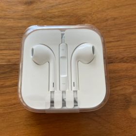 新品未使用品！Apple純正 EarPods 有線イヤホン ケース付