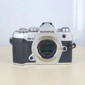 【中古】(オリンパス) OLYMPUS OM-D E-M5 MARK III シルバー