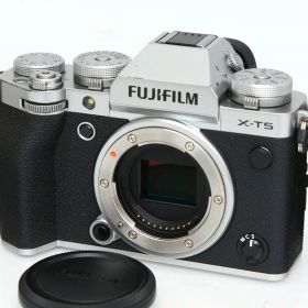 【中古】【良品】富士フイルム FUJIFILM X-T5 ボディ [シルバー] CA01-R6660-3V1C Xマウント APS-C 5軸手ブレ補正 EVF 中古