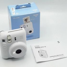 【中古 動作確認済】 富士フイルム(FUJIFILM) チェキ インスタントカメラ instax mini 12 クレイホワイト デジカメ 入学式 入園式 卒業式 卒園式 歓迎会 送迎会 自撮り セルフィー 花見 旅行 ブラブラ 思い出 想い出 日常 Vlog カメラ男子 カメラ女子