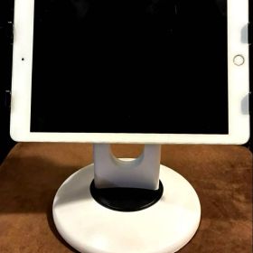 iPad 第6世代 32GB Wi-Fiモデル&スタンド＋おまけ