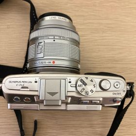 ％【通電動作未確認】OLYMPUS オリンパス PEN Lite E-PL6 ミラーレス一眼カメラ レンズ・ストラップ・ケース付き【カメラ】【10】