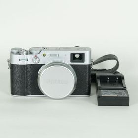 [美品 | シャッター数2,000回] FUJIFILM X100V シルバー | コンパクトデジタルカメラ
