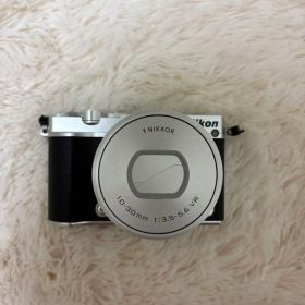 Nikon 1 J5 シルバー 10-30mm PD-ZOOM バッテリーなし