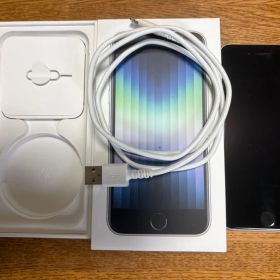 Apple iPhone SE3 本体 ホワイト