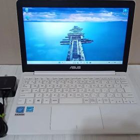 ASUS Vivobook E203MAS Celeron 白