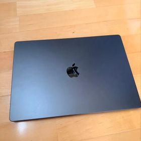 MacBook Pro M3 Pro 2TB Majextand付き