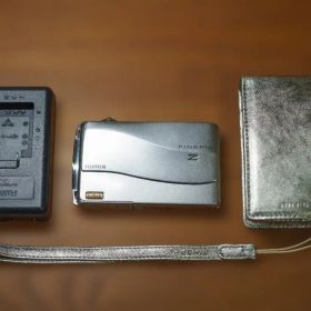 美品 動作品 FUJIFILM FINEPIX Z700EXR シルバー