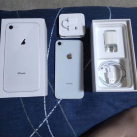 Apple iPhone8本体 箱、充電器、イヤホン付き