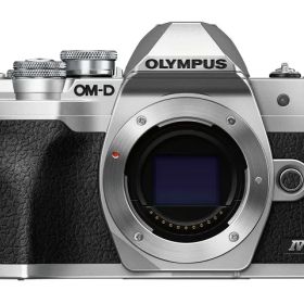 【ポイント10倍】 オリンパス デジタル一眼カメラ OM-D E-M10 Mark IV ボディ [シルバー] [タイプ：ミラーレス 画素数：2177万画素(総画素) 2030万画素(有効画素) 撮像素子：フォーサーズ 4/3型 LiveMOS 重量：335 g] 【P10倍】