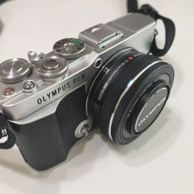OLYMPUS PEN E-P7 ダブルズームキット シルバー バッテリー2個