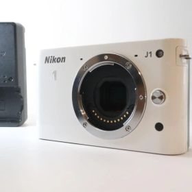 【極上美品・ショット数4000】Nikon1 J1ホワイト ミラーレス
