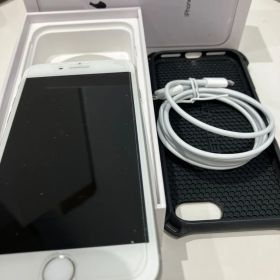 美品 iPhone 8 シルバー 64GB 美品 バッテリー容量87％ 箱 充電ケーブル ケース付き