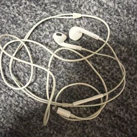 Apple EarPods with Lightning Connector