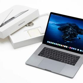 Apple MacBook Pro i7 16GB 1TB 2016 USキー