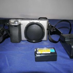 ショット数3027枚 高画質 SONY α6000 ボディ シルバー 本体