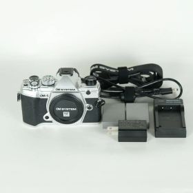 [美品 | シャッター数2,901回] OM SYSTEM OM-5 [ボディ シルバー] | マイクロフォーサーズマウント