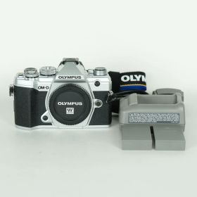 [美品 | シャッター数3,711回] OLYMPUS OM-D E-M5 Mark III [ボディ シルバー] | マイクロフォーサーズマウント