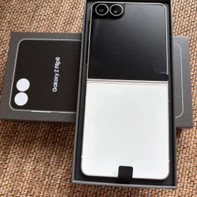 Samsung Galaxy Z Flip８ 本体 美品 (国内サムスン）