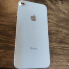 iPhone 8 本体 背面に傷あり