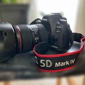 Canon EOS 5D Mark IV EF24-105 F4L-IS USM